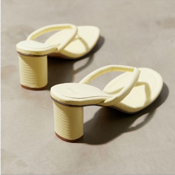 NWT. Urban Outfitters Round Heel Thong Sandals. NEW IN BOX - Picture 3 of 7